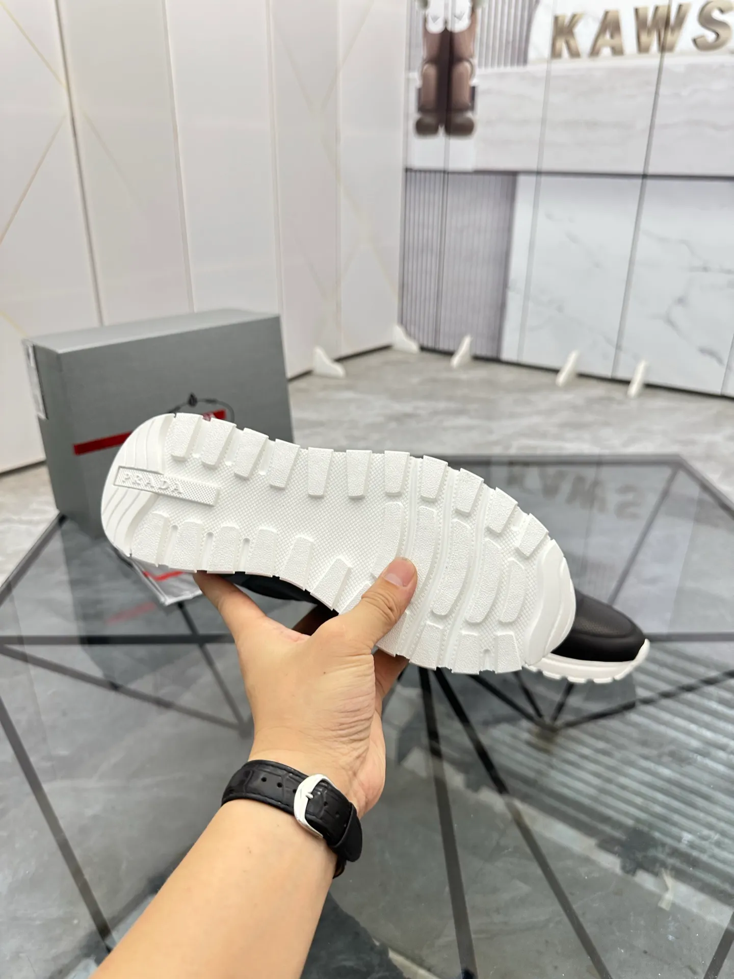 Men's shoes: 💰P580¥ High-end top quality Product trademark: Prada *"Prada*" low-top casual shoes Regular size: 38-45 (can be customized to 46) Product materials: imported first-layer cowhide for the upper, cowhide lining, cowhide feet, original outsole. Number: 832